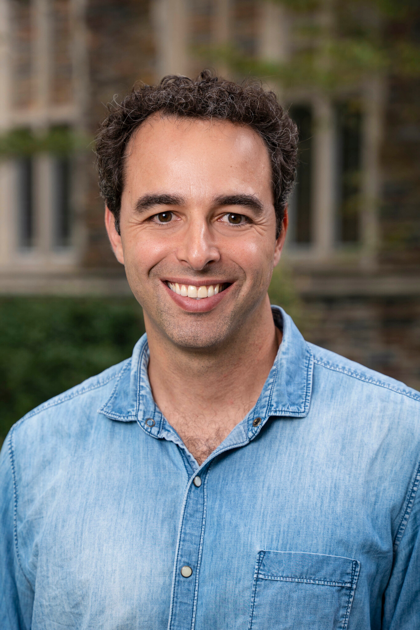 Felipe Lobel headshot